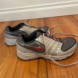 Women’s Nike shoe. Size 6